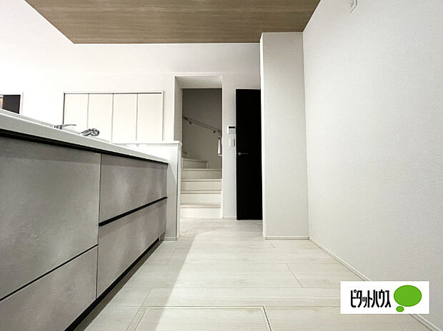 人気の対面式システムキッチンです