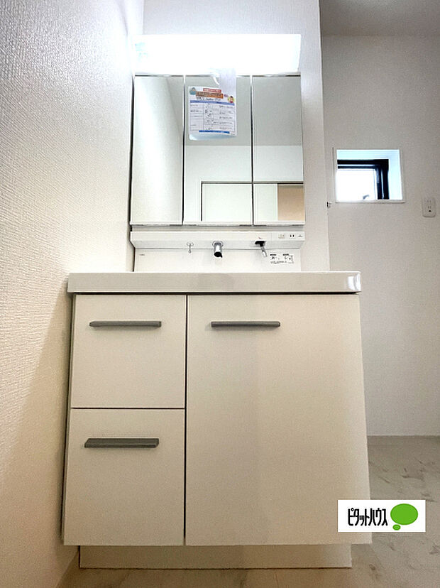 便利な三面鏡の洗面化粧台です