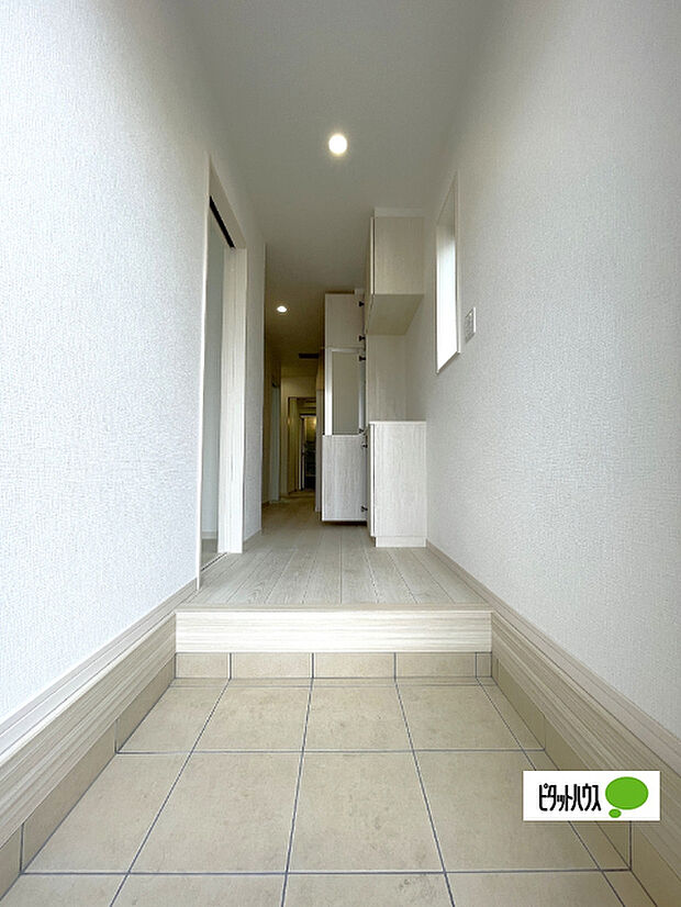 収納充実の玄関です