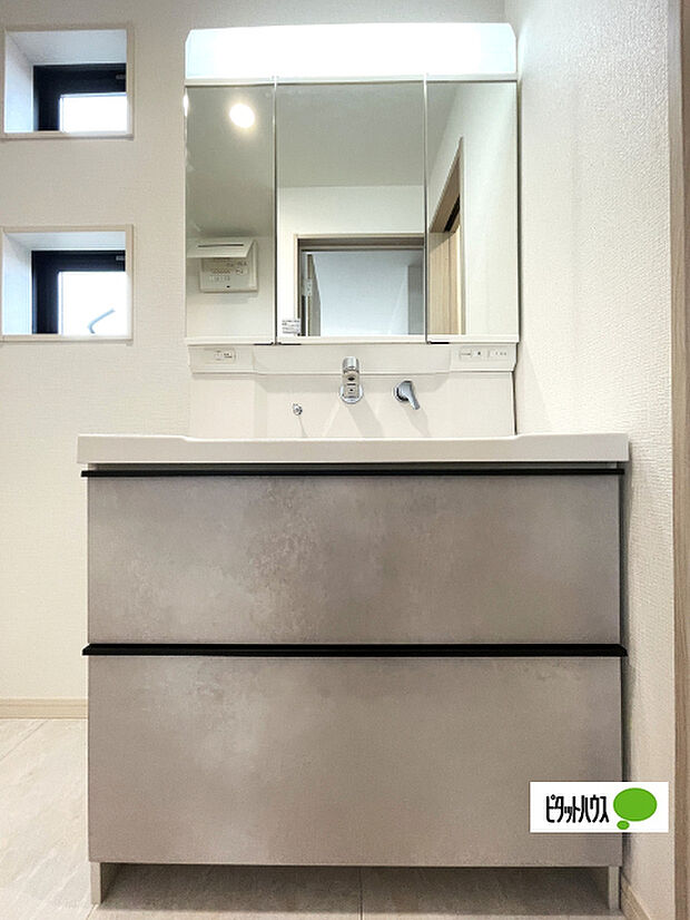 便利な三面鏡の洗面化粧台です