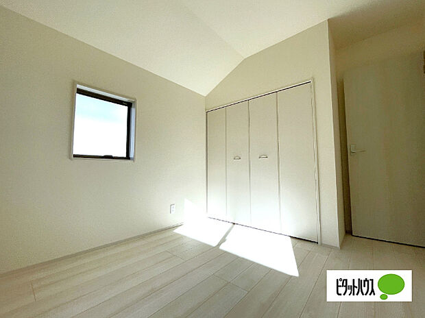 明るい洋室です