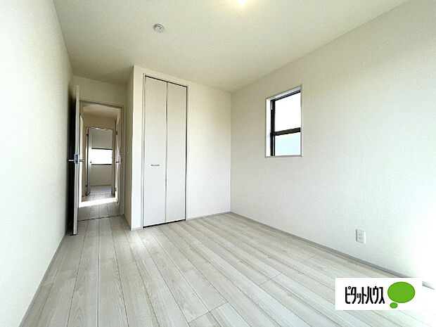 明るい洋室です