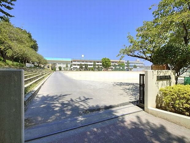 中学校「市川市立第二中学校まで550m」