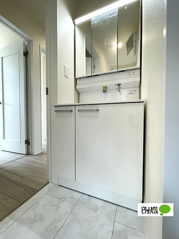 便利な三面鏡の洗面化粧台です