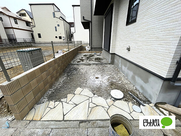 駐車場まもなく完成です