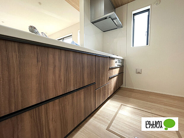 人気の対面式システムキッチンです