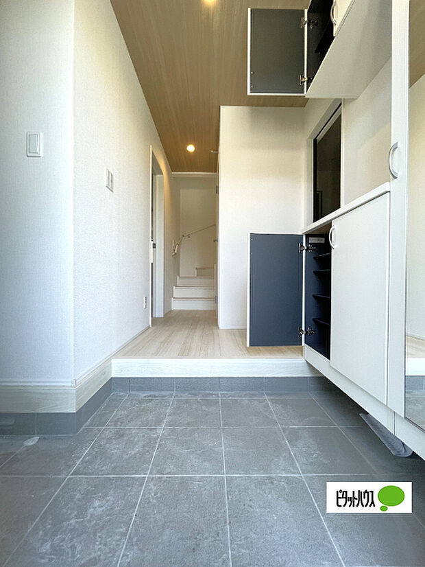 収納充実の玄関です