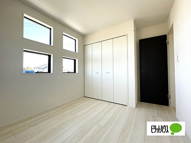 明るい洋室です