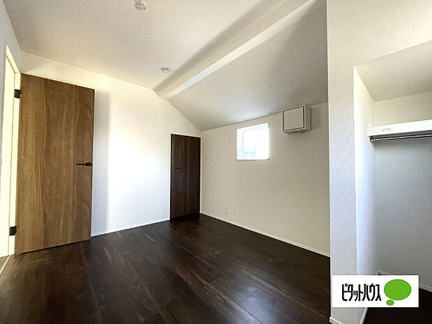 明るい洋室です