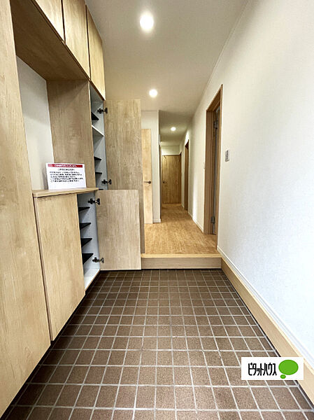 収納充実の玄関です