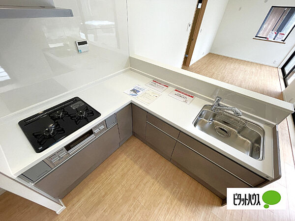 人気の対面式システムキッチンです