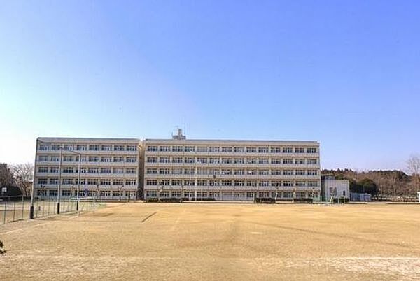 中学校「鎌ケ谷市立第五中学校まで2300m」