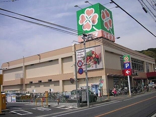 スーパー「ライフ市川国分店まで409m」