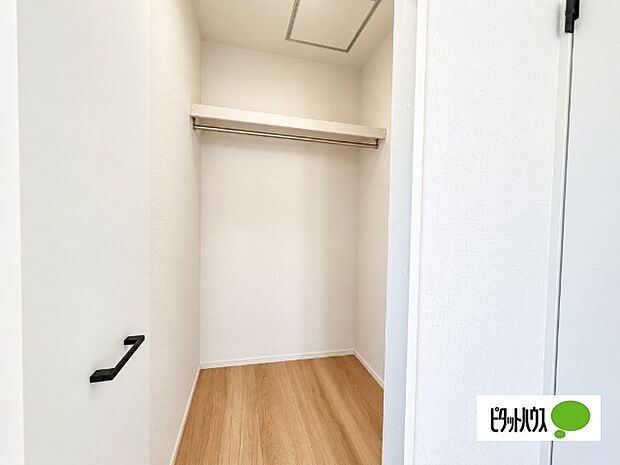 収納力がうれしいウォークインクローゼット