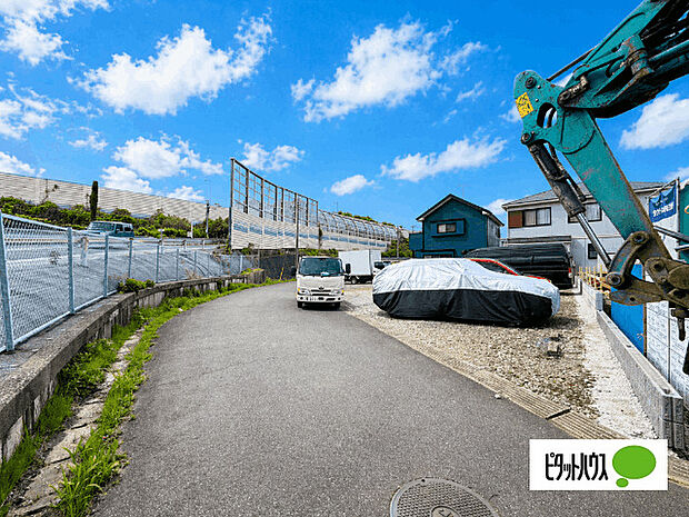 前面道路、広々しております