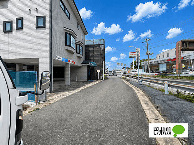 駐車しやすい広々した前面道路です