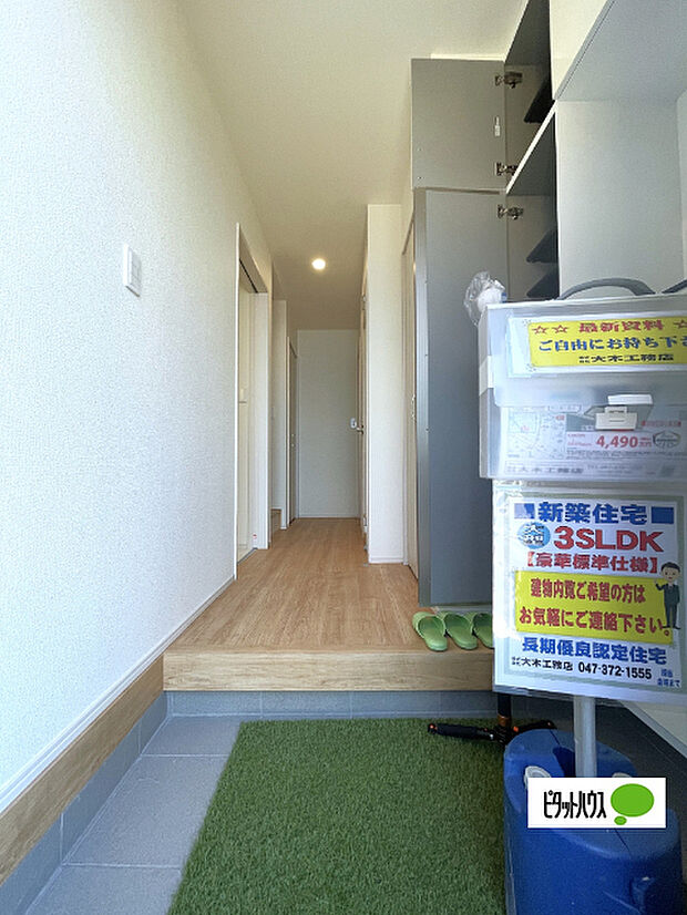 収納充実の玄関です