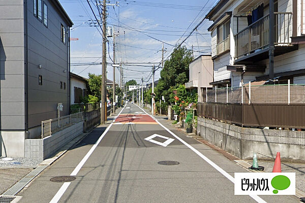 見通しの良い前面道路。周辺は戸建住宅が建ち並ぶ落ち着いた住環境です。
