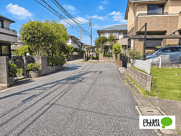 駐車もしやすい、幅6ｍの広々とした前面道路です