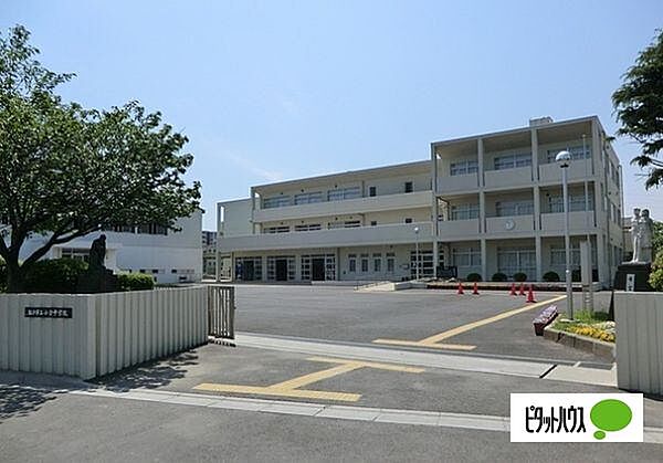 中学校「松戸市立小金中学校まで590m」