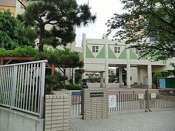 小学校「葛飾区立上小松小学校まで950m」