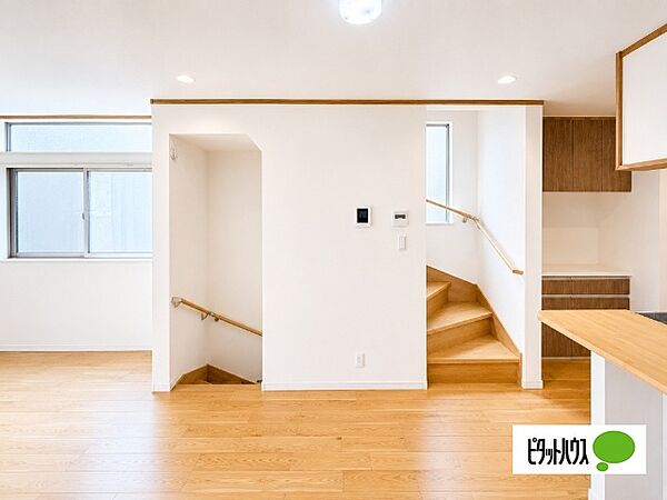 **【家族を見渡すリビング】**キッチンから室内全体へ視線が届きやすい配置。料理をしながら会話を楽しめ、家族の気配を身近に感じられます。