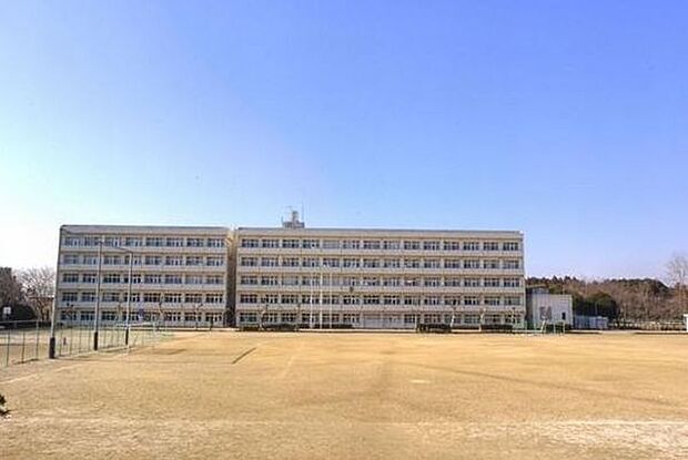 中学校「鎌ケ谷市立第五中学校まで2300m」