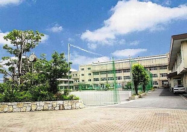 小学校「市川市立冨貴島小学校まで527m」
