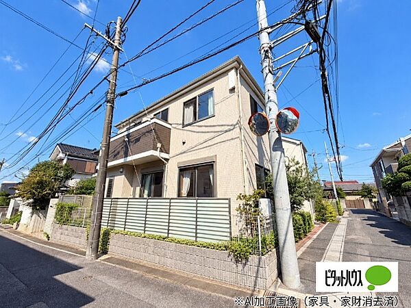 【角地で描く家族の日々】二つの道路に面し、窓やバルコニーを配した住まい。日々の時間を重ねる暮らしに。複数の面に窓があり、外の明るさを取り込むつくりです。