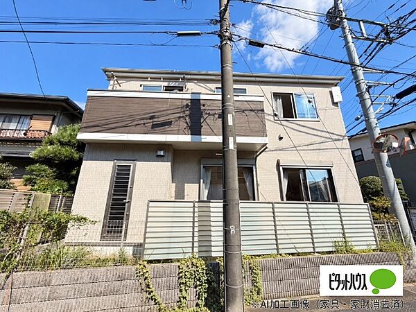 【車から玄関へ、暮らしをつなぐ】玄関の脇に駐車スペースを設けた住まい。買い物から帰る情景が浮かびます。車を置く場所と入口が近く、帰宅後の移動をまとめやすい配置です。