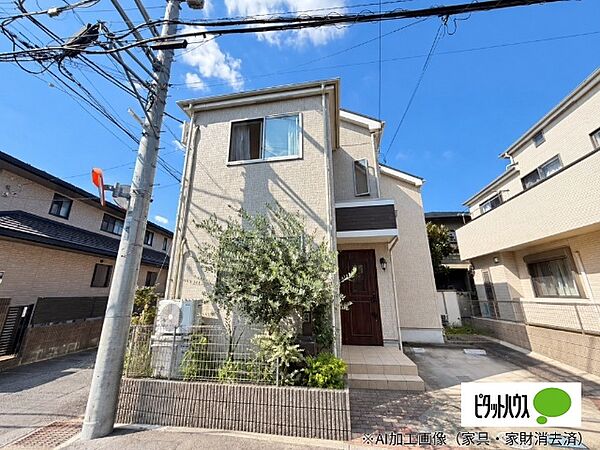 【緑が迎えるわが家】淡い色の外壁に、玄関前の植栽が彩りを添える住まい。道路から玄関までのアプローチがあり、出入りの道筋を確かめられます。