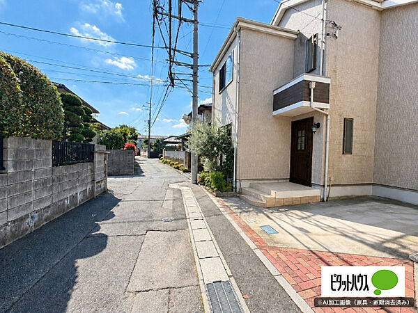 【わが家へ続く日常の道】玄関前には、戸建住宅が並ぶ道路の景色が広がります。入口と道路のつながりが分かり、周辺の様子も確かめられます。