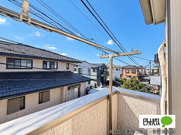 【身近な街を眺める場所】バルコニーの先に住宅や植栽、空が見える景色。朝、外の様子を見てから予定を考えるひとときに。