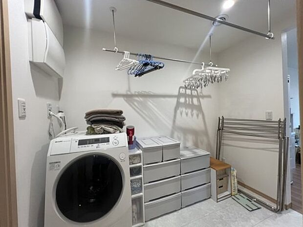 ランドリースペースは洗濯機を置いても沢山収納可能です。