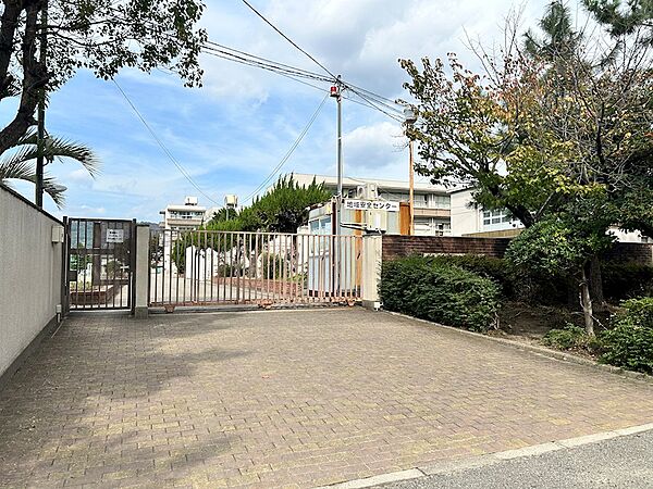 箕面市立南小学校（872m）