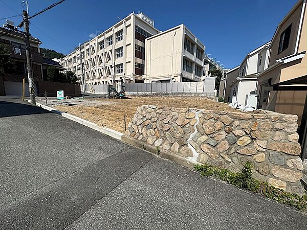 小・中学校まで徒歩10分以内なので通学も安心。