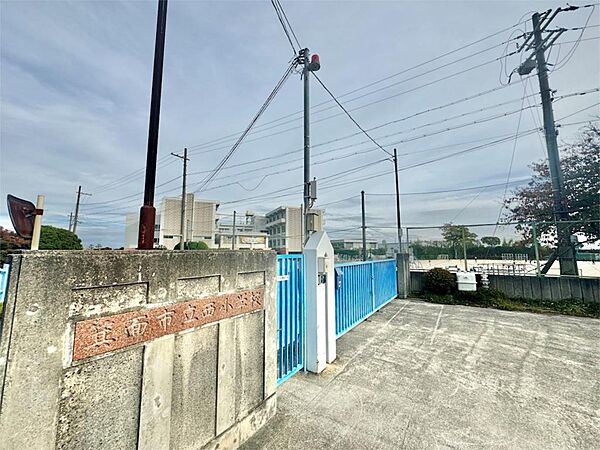 箕面市立西小学校（747m）