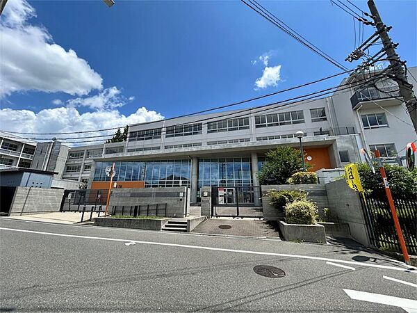 箕面市立第一中学校（593m）