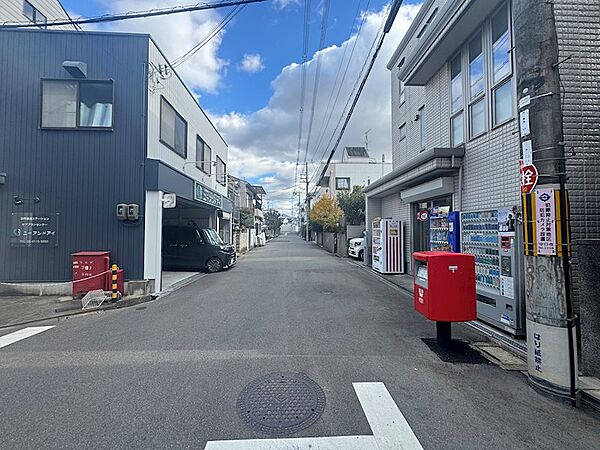 スーパー、コンビニなど徒歩10分圏内にあり、周辺環境充実しています。