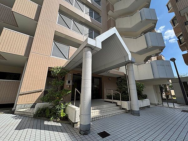 きれいなエントランスです。オートロック付きなので防犯面も安心。
