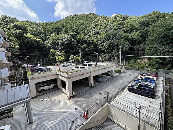 駐車場月額4，000～12，000円。