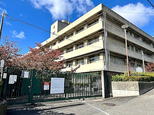 箕面市立萱野北小学校（1025m）