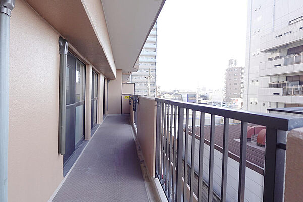 ＜角住戸・現況販売＞※写真は西側バルコニー。L字型バルコニーはリビングはもちろん西側にある居室と繋がった贅沢な設計となっています。