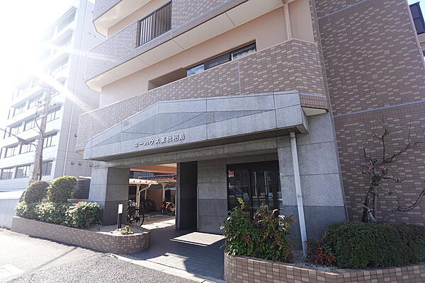 新築時分譲主は内田橋住宅株式会社、施工会社は大成建設株式会社。オートロック・エレベーター完備のマンションです。植栽も綺麗に整えられており管理体制がうかがえます。