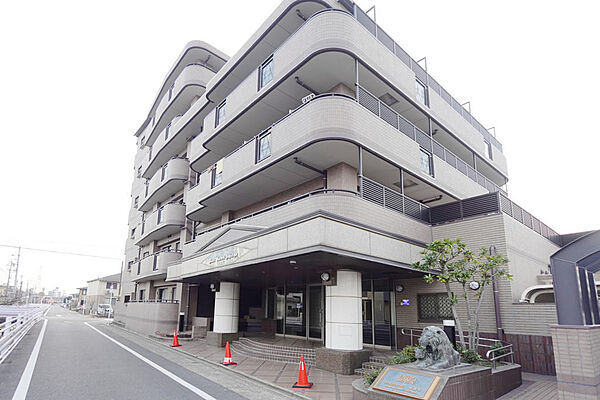 ＜現状間取り＞角住戸で大型ルーフバルコニーのついた贅沢な一邸となっております。ぜひ現地でご覧ください。