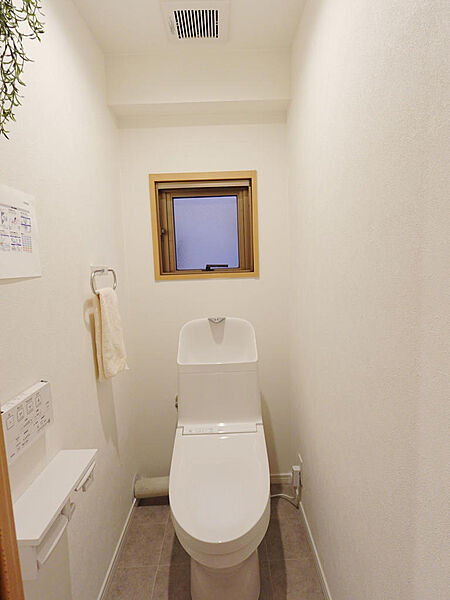 ＜新品のトイレです＞窓もあるため、採光もとれる明るい空間となっています。トイレットペーパーホルダーとタオル掛けも新品です。