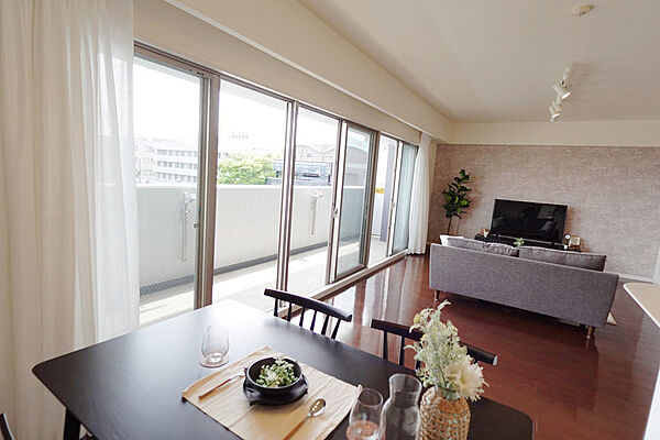 ＜東南角住戸、LDK２２．４帖＞春先や秋口には、窓を大きく開け放つことで心地よい風が部屋を通り抜けます。食事をしながら外の空気を感じる、そんな贅沢な時間が日常になります。