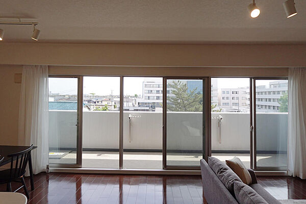 ＜東南角住戸、LDK２２．4帖＞部分リニューアル済（全室照明・クリーニング、補修済）ビング南の全面が掃き出し窓となっている開放的なレイアウトはかなり贅沢です。