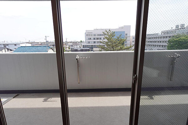＜東南角住戸、LDK２２．4帖＞部分リニューアル済（全室照明・クリーニング、補修済）ビング南の全面が掃き出し窓となっている開放的なレイアウトはかなり贅沢です。