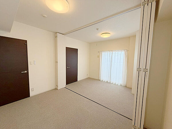 ＜二面採光の洋室＞北東側には５帖の洋室が２つございます。可動間仕切りがあるため、開放すれば１０帖の大空間に。クローゼットもしっかりついています。